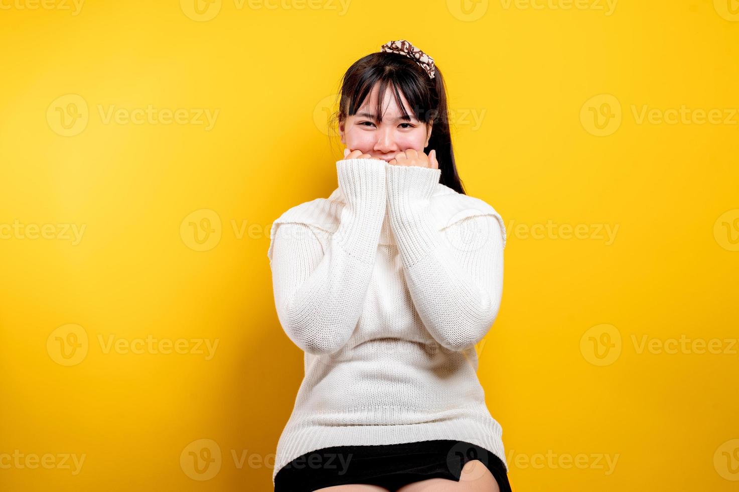 retrato de uma linda mulher asiática com um rosto sorridente. asiática foto