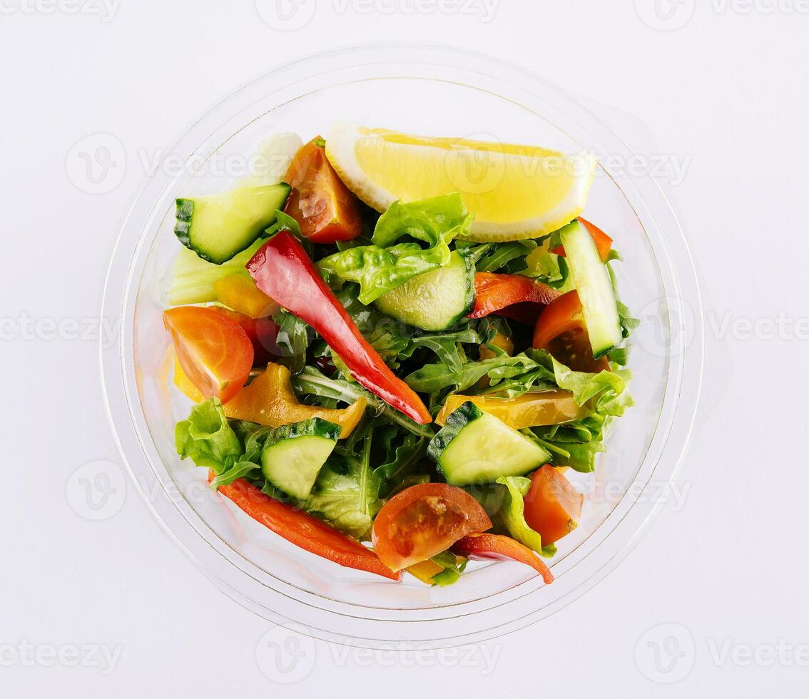 vegetal salada dentro uma plástico recipiente foto