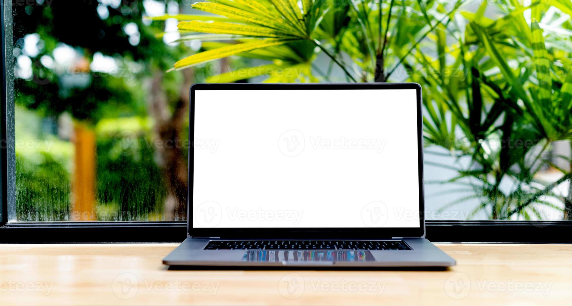 laptop com tela em branco na mesa, no escritório, espaço vazio. conceito foto