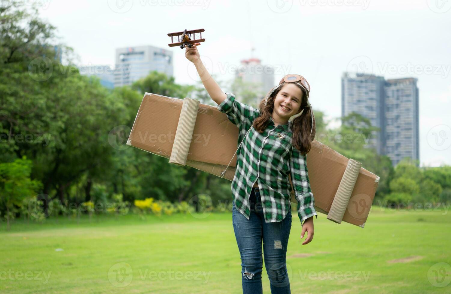 uma pequeno menina em período de férias às a parque com uma piloto equipamento e vôo equipamento. corre por aí e ter Diversão com dela sonhos. foto