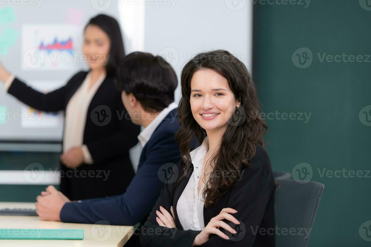 retrato do o negócio pessoas trabalhando juntos dentro uma encontro às a escritório. foto