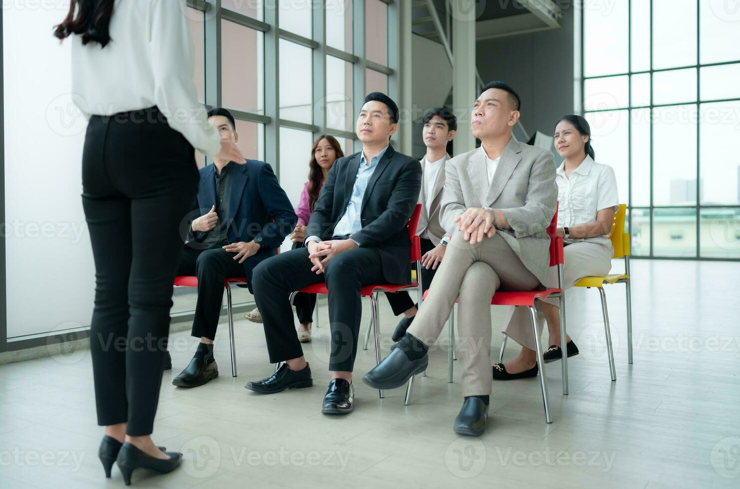 o negócio pessoas tendo uma encontro dentro a escritório discutir planos e bem sucedido equipe trabalhar. foto