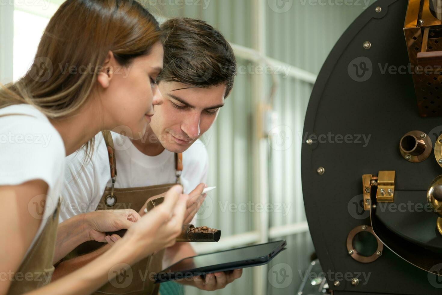 ambos do café torrador e torrador máquina, ao controle a assar qualidade dentro a café assar plantar. foto