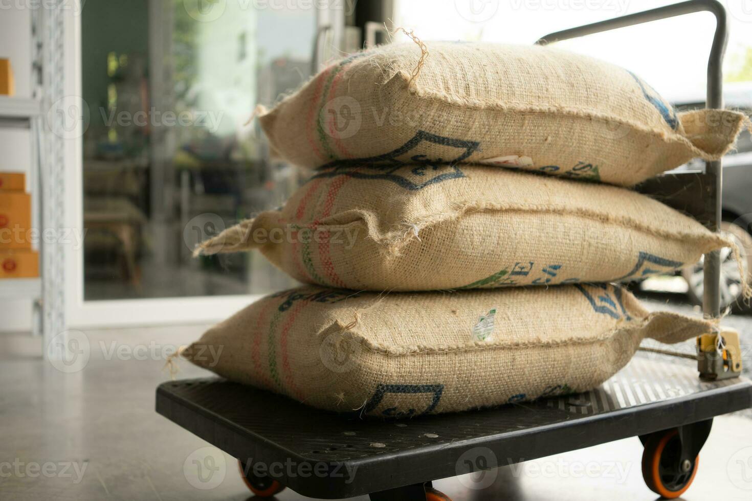 café feijões bolsas do serapilheira em uma carrinho dentro uma café feijões armazém foto