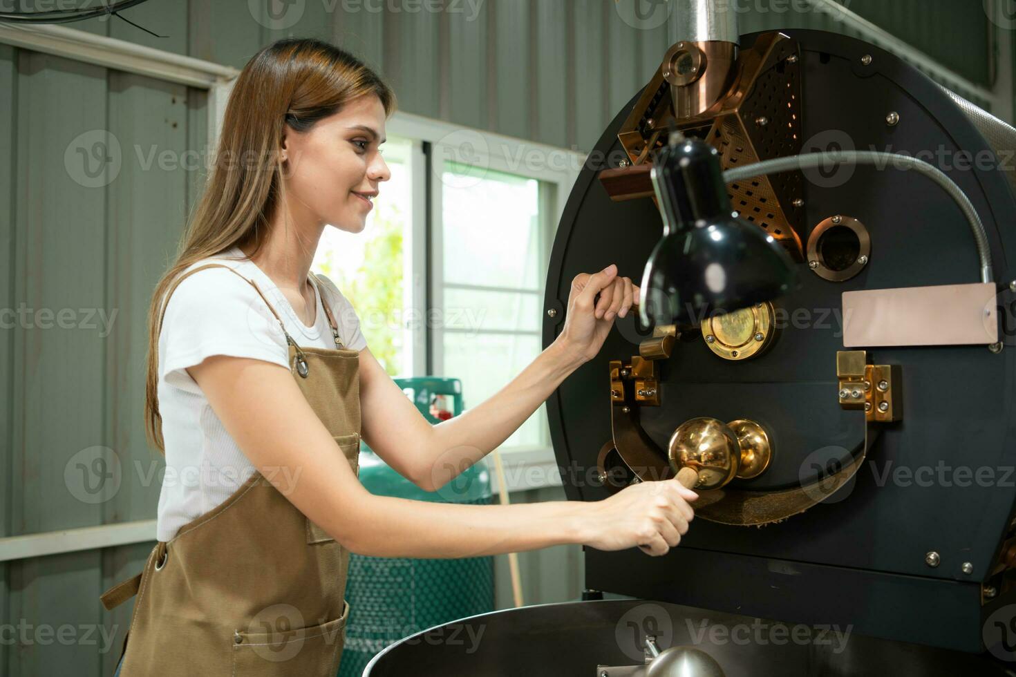retrato do uma jovem mulher trabalhando com uma café torrador máquina foto