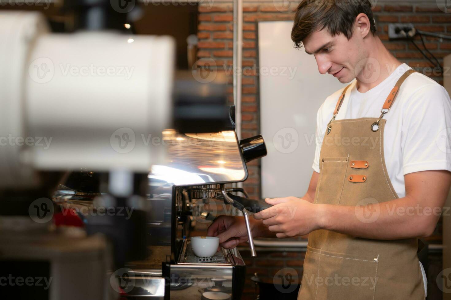 jovem masculino barista preparando café dentro cafeteria. masculino barista usando café máquina. foto