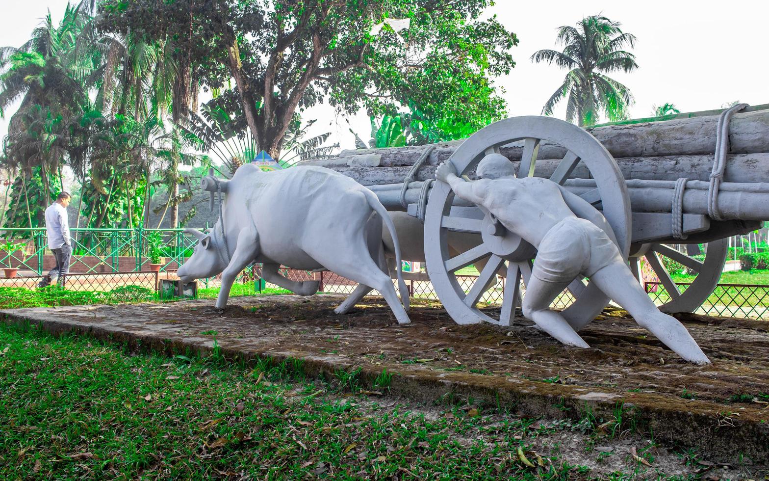 sonargaon, bangladesh, fevereiro de 2019 - estátua de vaca tradicional foto