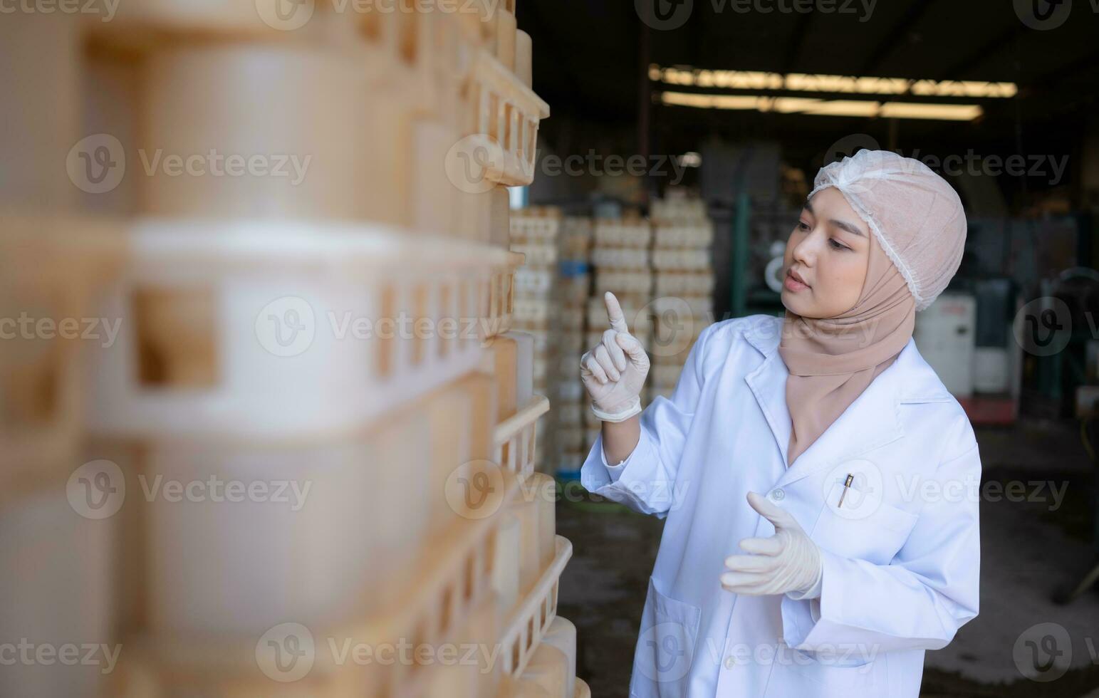 retrato do uma jovem cientista trabalhando dentro uma laboratório ela é examinando a cogumelo cultura garrafas dentro a cogumelo casa. foto