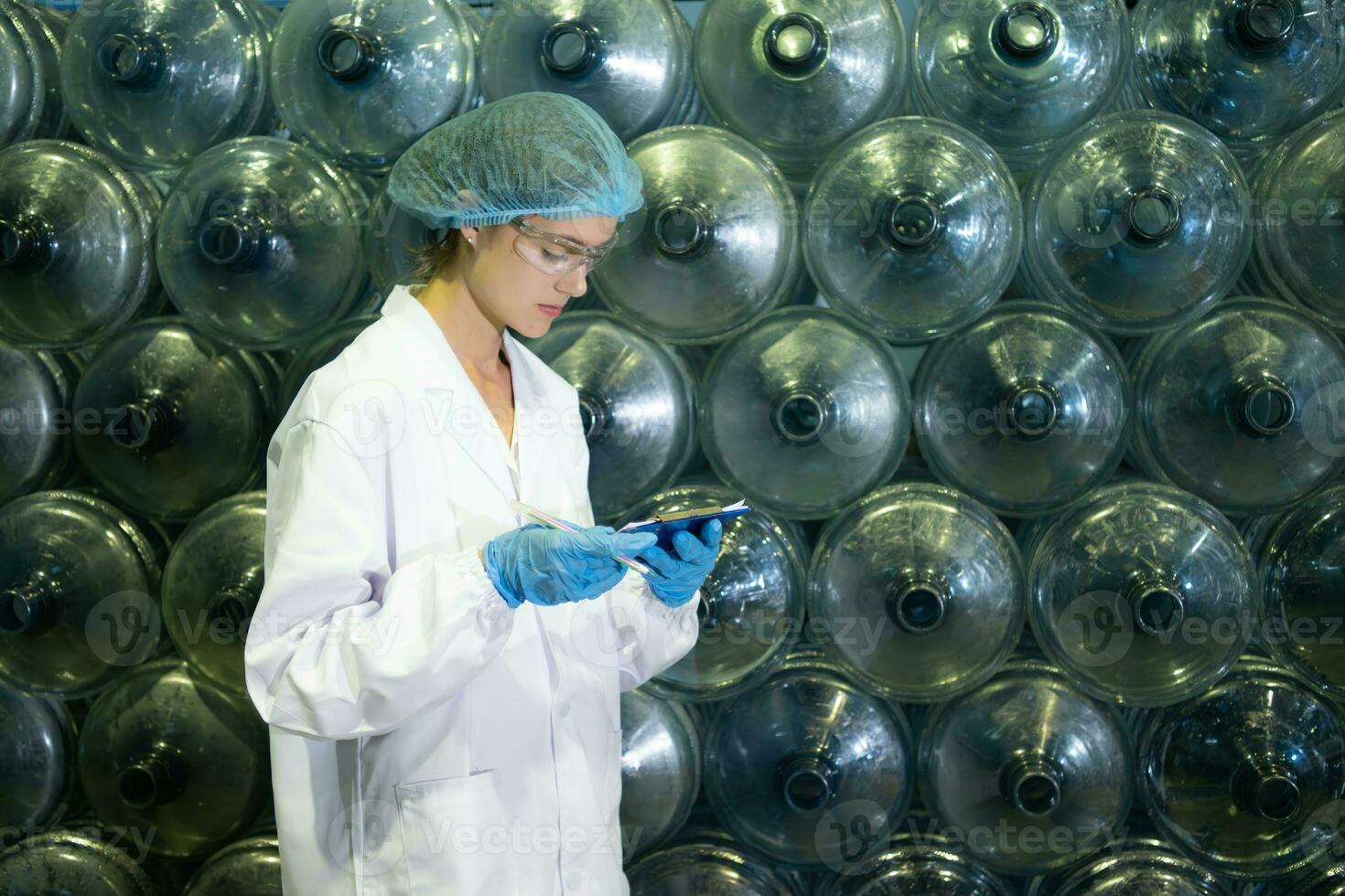 fêmea investigador carregando Fora científico pesquisa dentro bebendo água fábrica foto