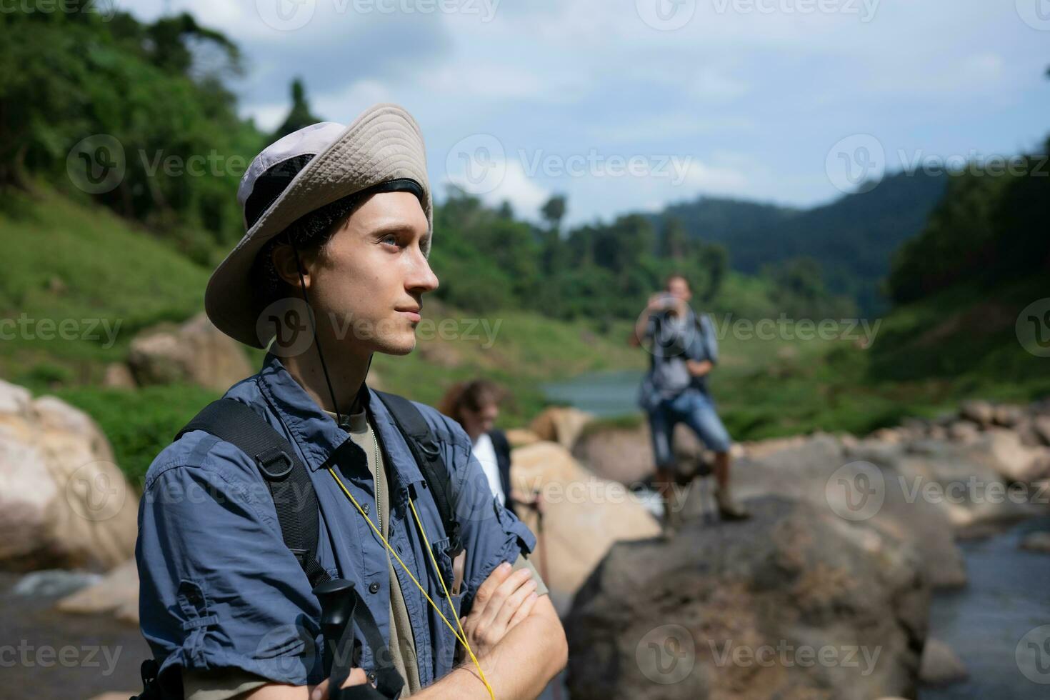 caminhante dentro a selva pegue pronto para caminhada Atividades. foto