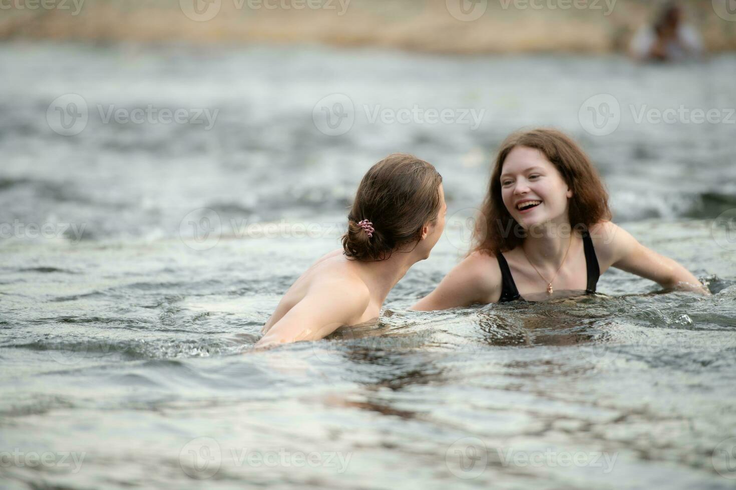 jovem casal tendo Diversão dentro a água do uma rio em uma quente verão dia foto