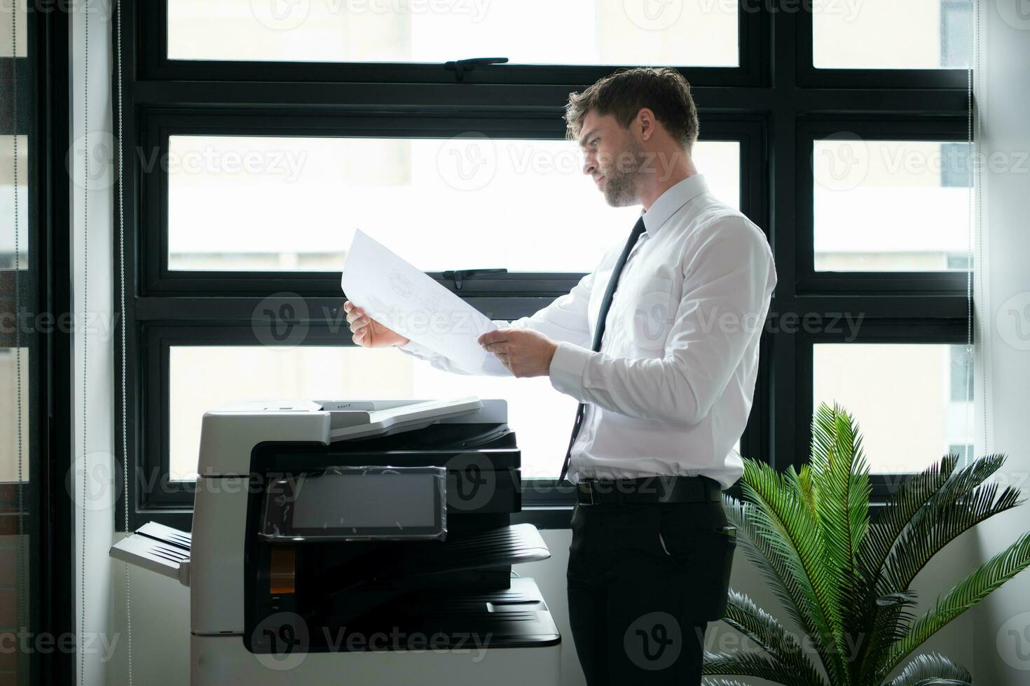 homem de negocios dentro escritório trabalhando com copiadora. foto