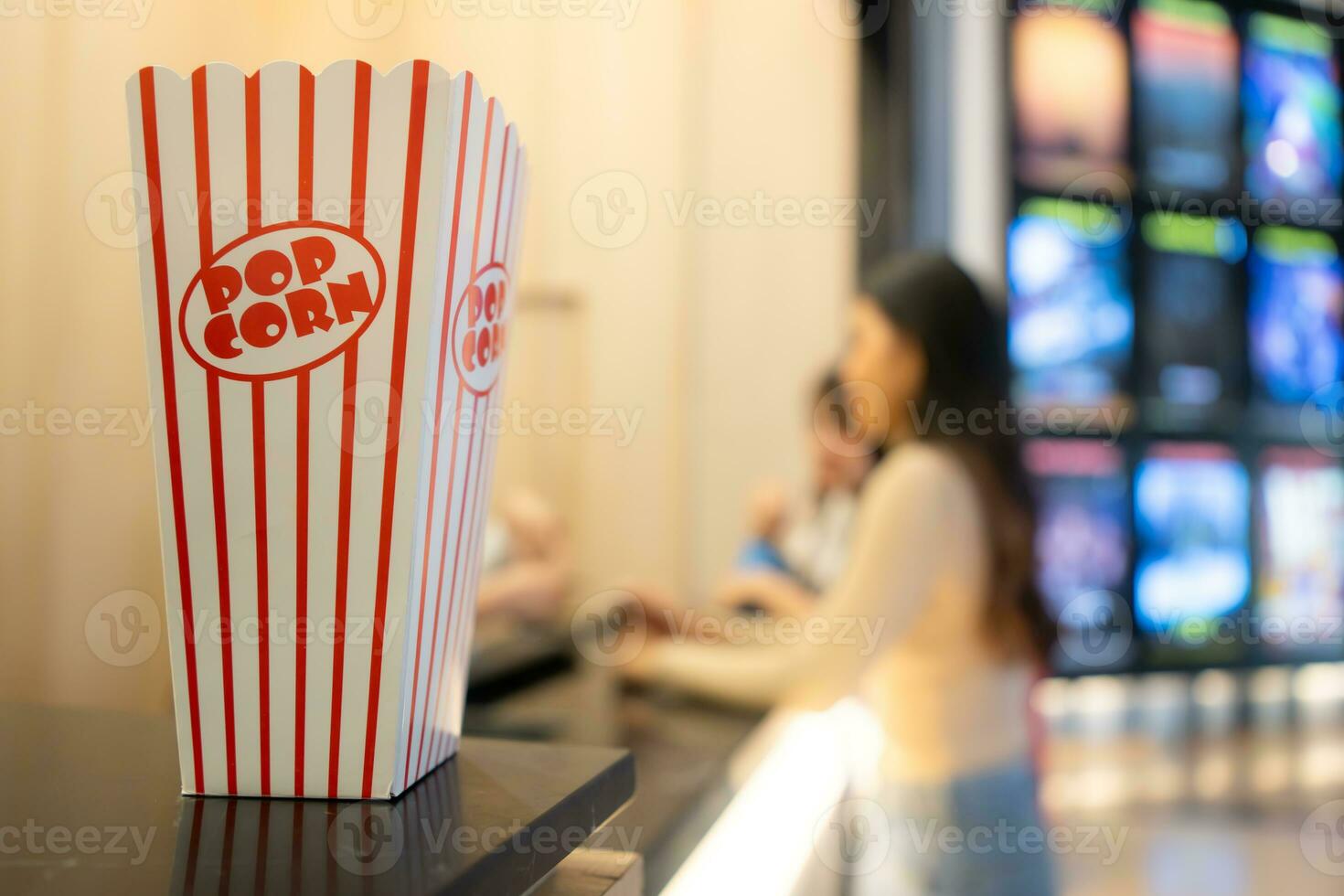 cinema conceito. pessoas assistindo filme às cinema comendo Pipoca foto