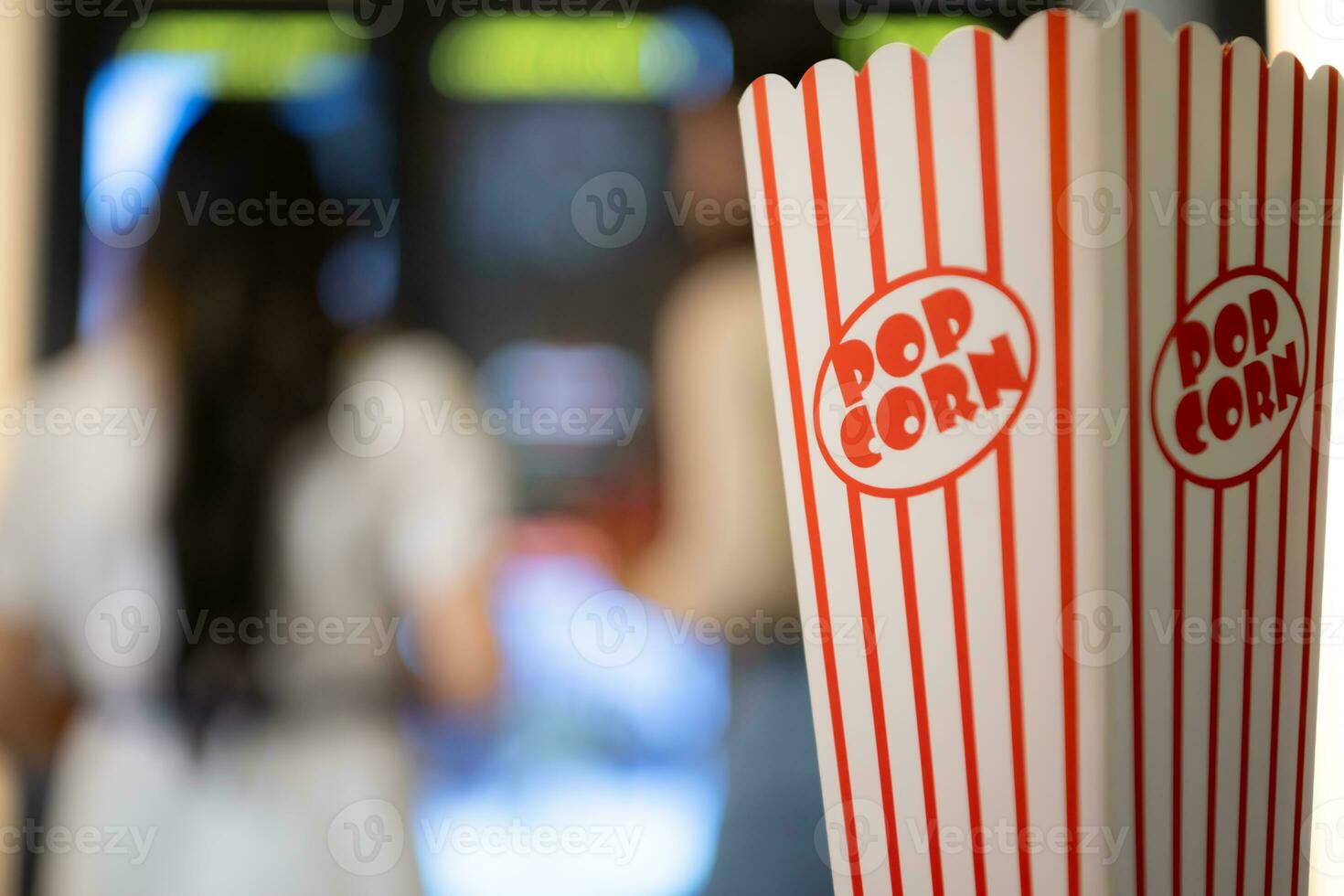 Pipoca e bebendo vidro uma companheiro item do pessoas para assistindo filmes dentro a cinema. foto