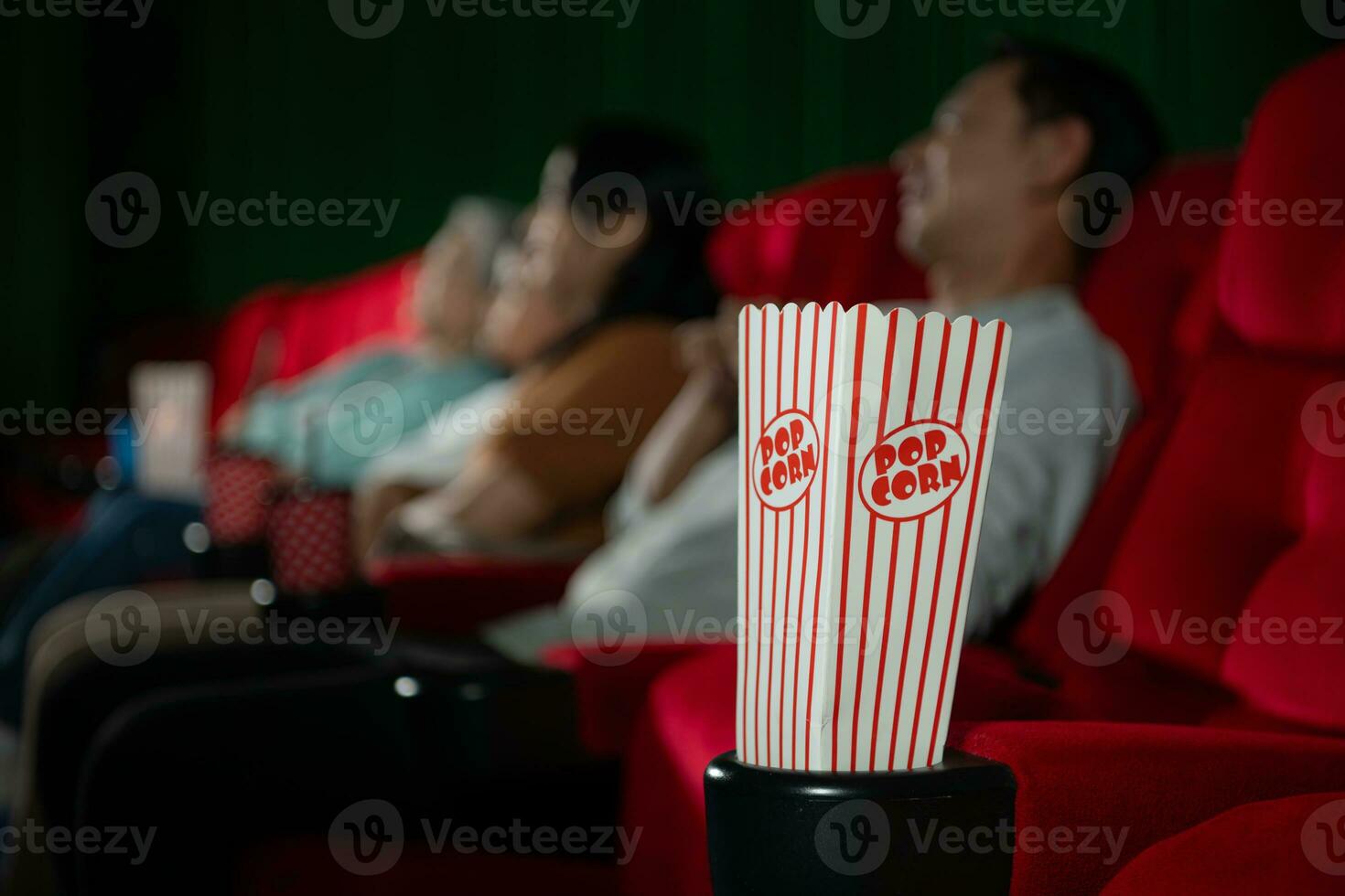 cinema conceito. pessoas assistindo filme às cinema beber água e comendo Pipoca foto
