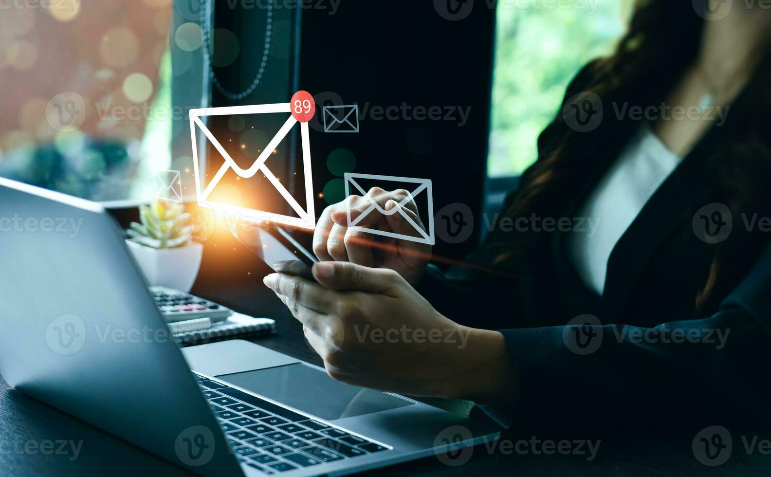 o email marketing conceito, o negócio pessoas usar o email para promover produtos ou Serviços. conectados marketing estratégia este alcance alvo clientes, o email Boletim de Notícias, verificação mensagem caixa, em formação on-line. foto