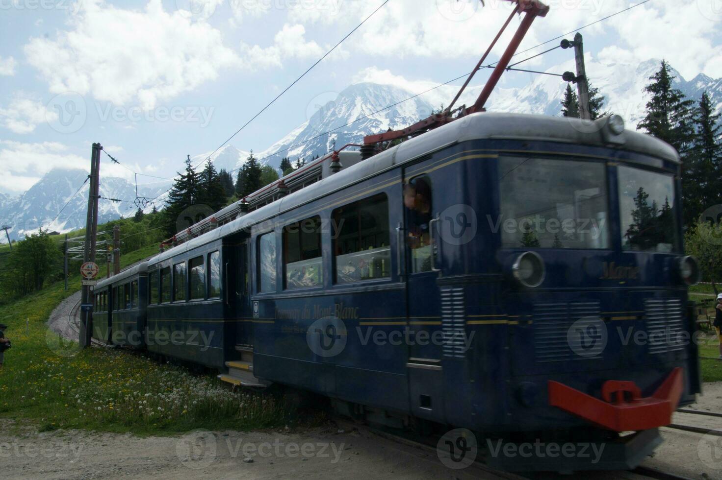 uma azul trem em a faixas foto