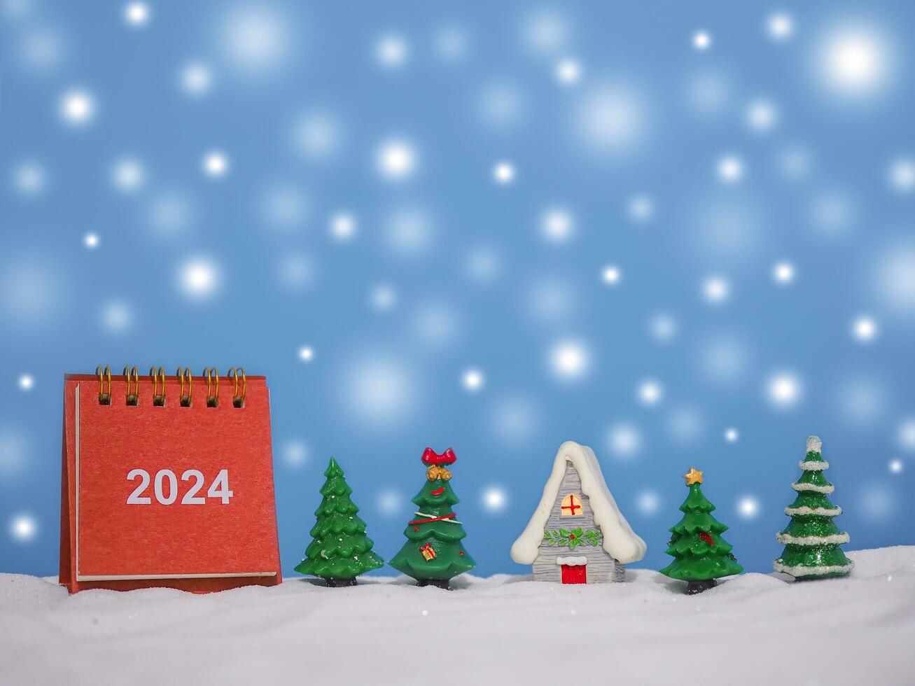 fechar acima calendário e Natal decoração com brilhante luz para Novo ano e Natal 2024 conceito. foto