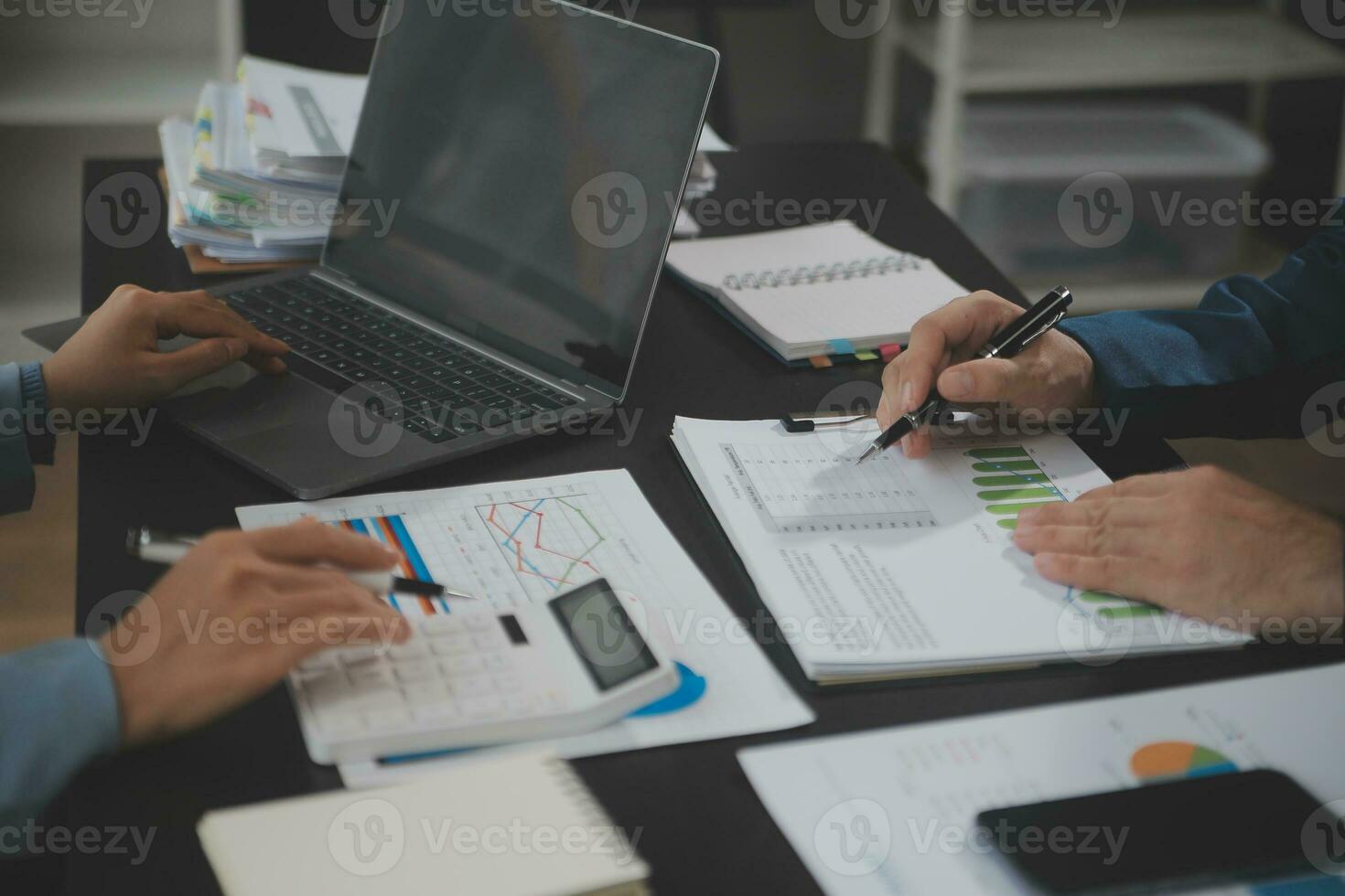 equipe de negócios financeiros presente. as mãos do homem de negócios seguram documentos com foto de estoque de estatística financeira, discussão e dados de relatório de análise os gráficos e gráficos. conceito financeiro de finanças