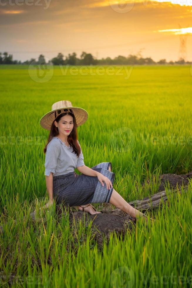 mulher asiática em cena rural ao pôr do sol foto