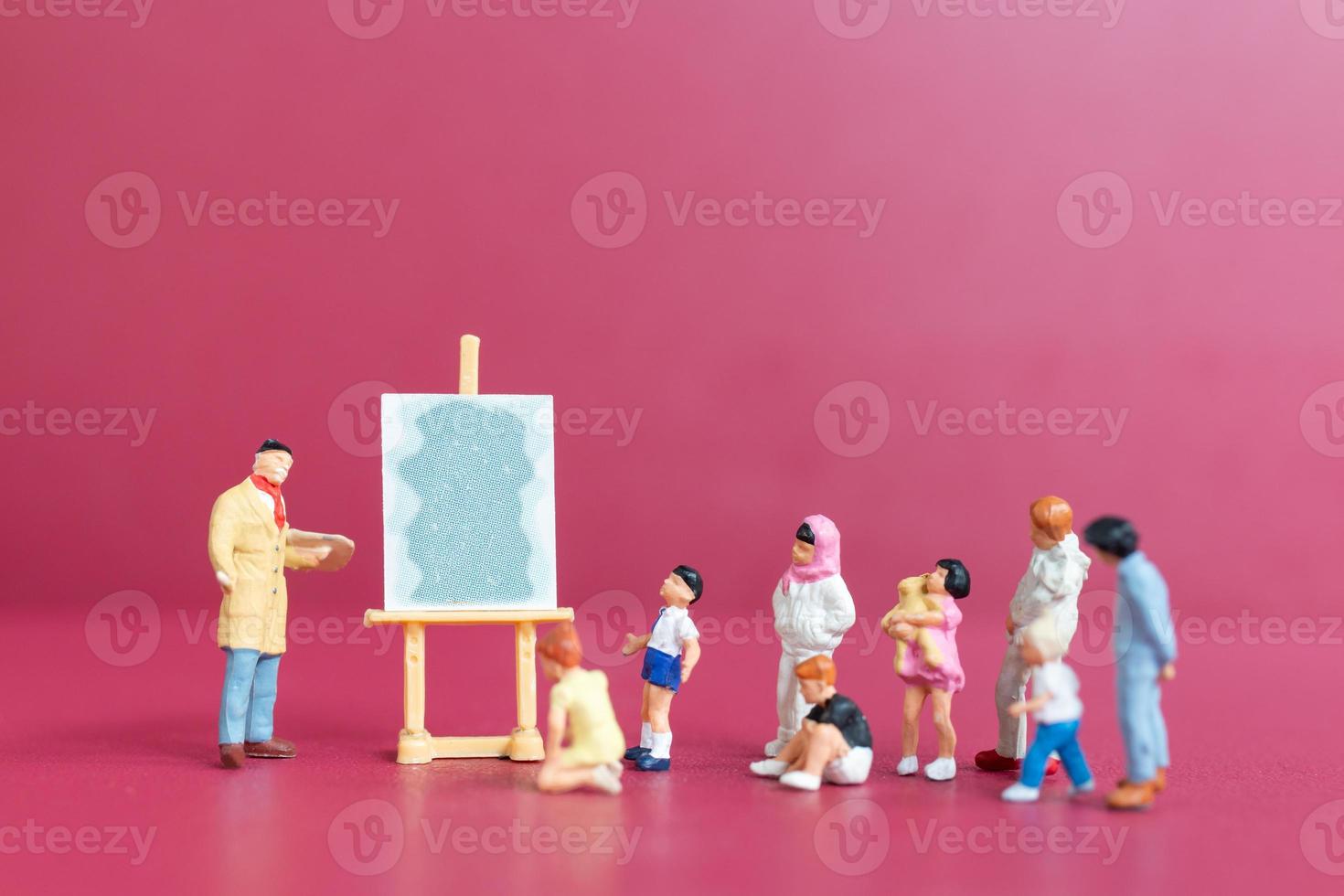 aula de pintura de pessoas em miniatura com crianças em idade escolar foto