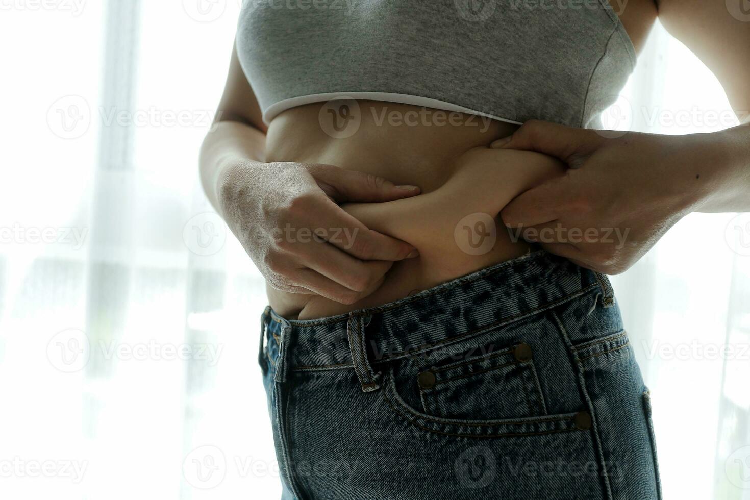 fechar acima do uma barriga com cicatriz a partir de seção C e abdominal gordo. mulheres saúde. uma mulher vestido acima dentro roupa de esporte demonstrando dela imperfeita corpo depois de uma parto com berçário em a fundo. foto