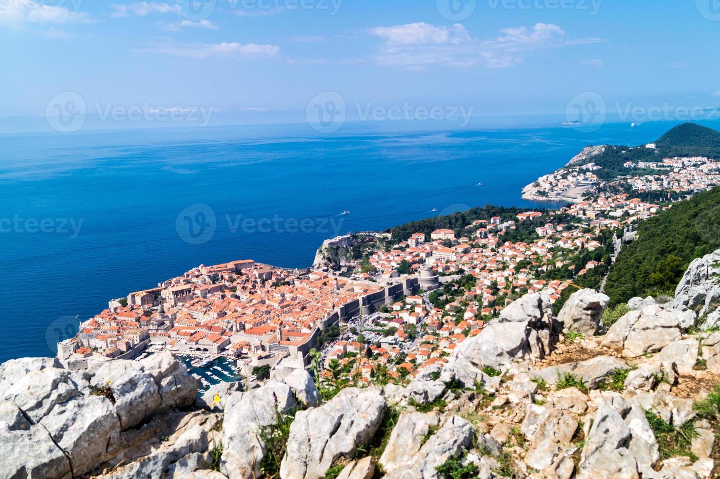 trilha para caminhada do topo do monte sdr até a cidade velha de dubrovnik foto