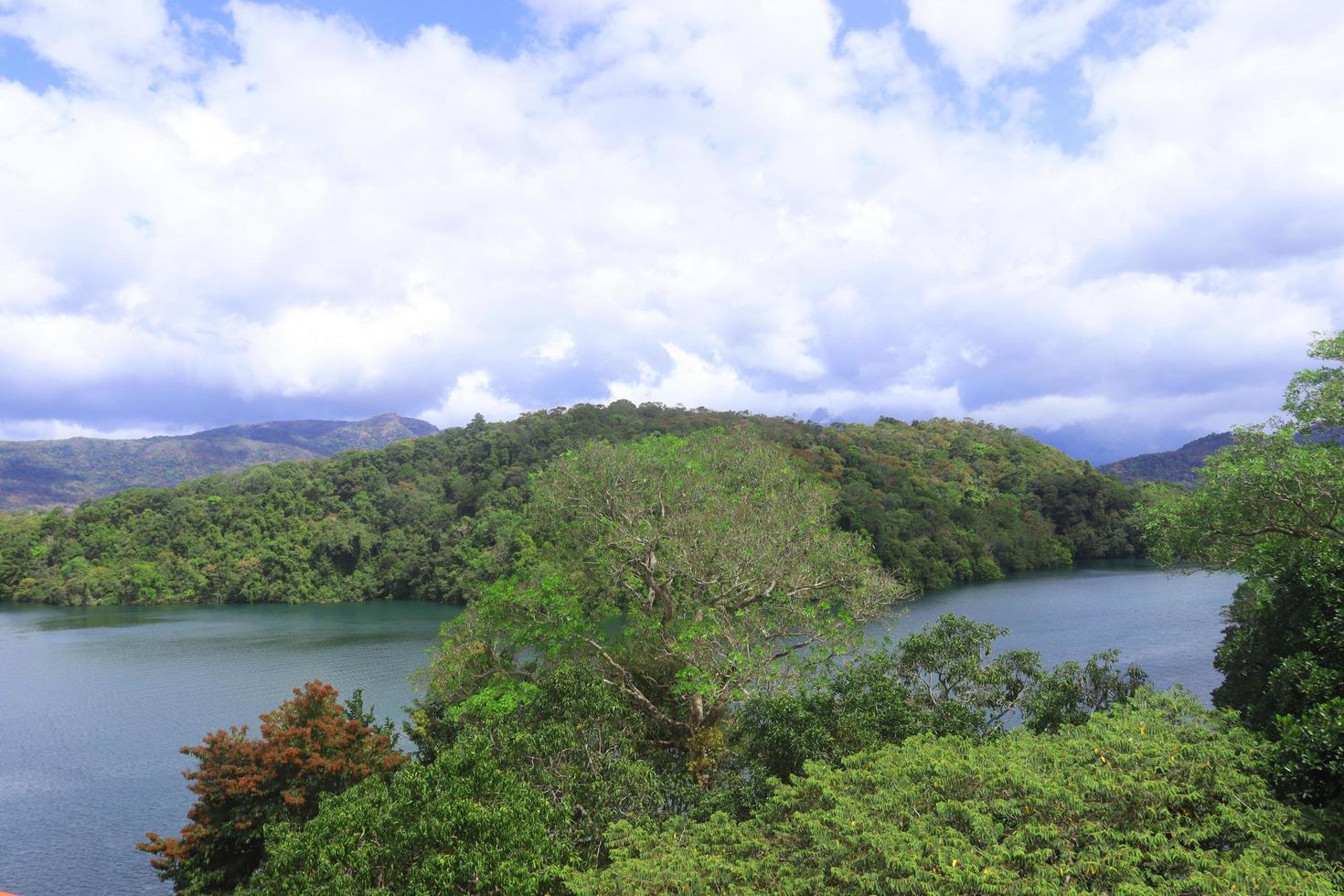 lago e montanhas foto