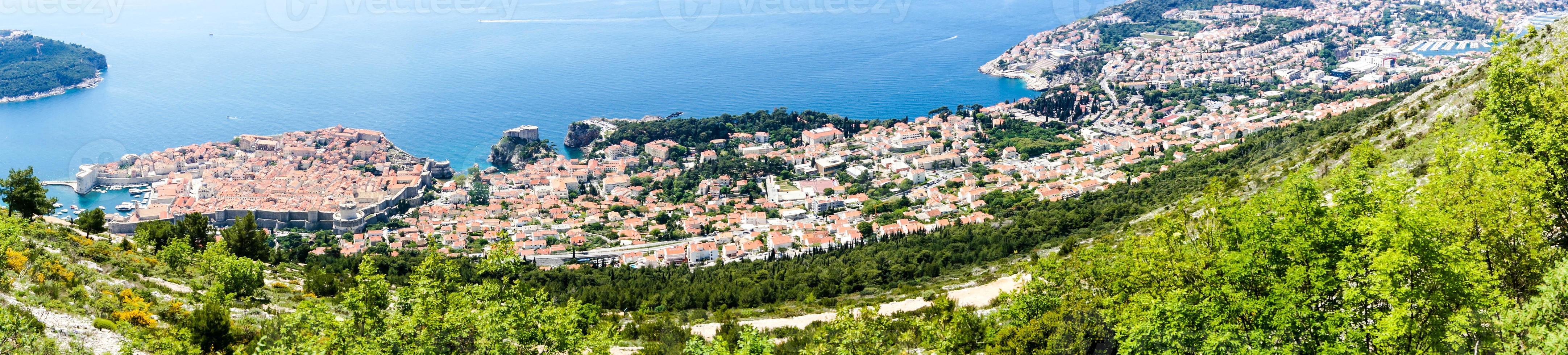 trilha para caminhada do topo do monte sdr até a cidade velha de dubrovnik foto