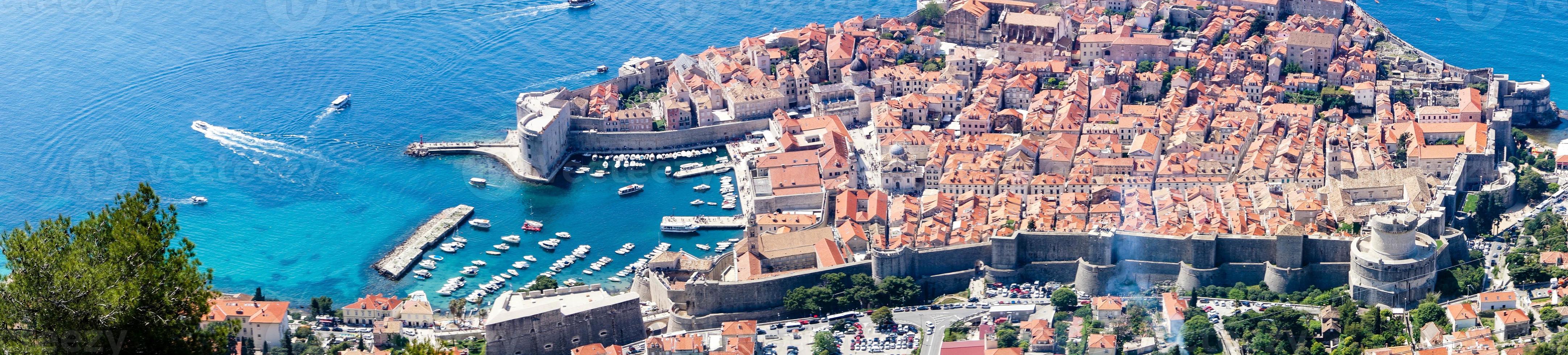 trilha para caminhada do topo do monte sdr até a cidade velha de dubrovnik foto