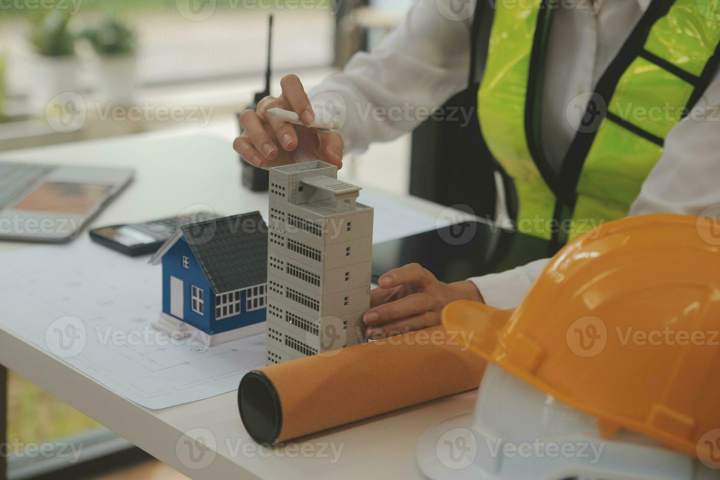 reunião de trabalho em equipe de engenharia, desenho trabalhando na reunião de projeto para o projeto que trabalha com o parceiro na construção de modelos e ferramentas de engenharia no local de trabalho, construção e conceito de estrutura. foto