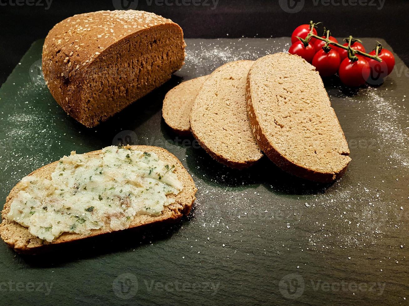 pão caseiro low carb feito de farinha de amêndoa foto