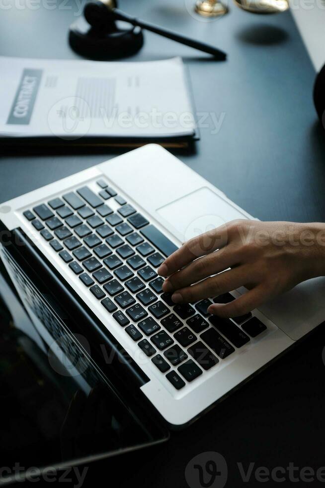 advogado masculino trabalhando com papéis de contrato e martelo de madeira na mesa no tribunal. justiça e direito, advogado, juiz do tribunal, conceito. foto