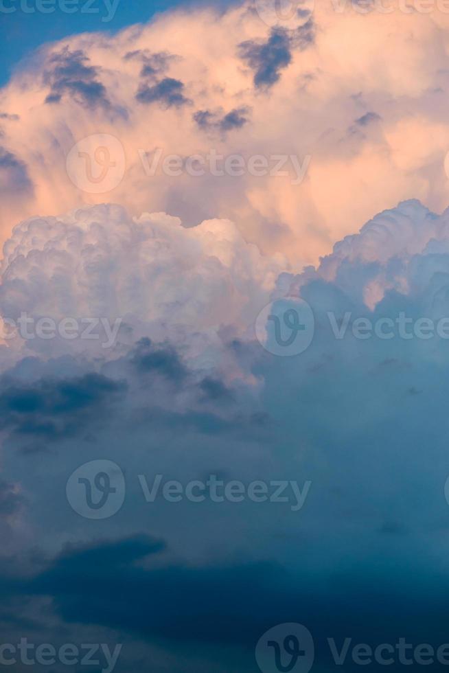 tempo tempestuoso. céu dramático pôr do sol com nuvens de tempestade foto