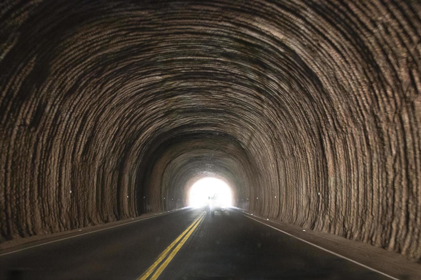 luz no fim do túnel com uma estrada foto