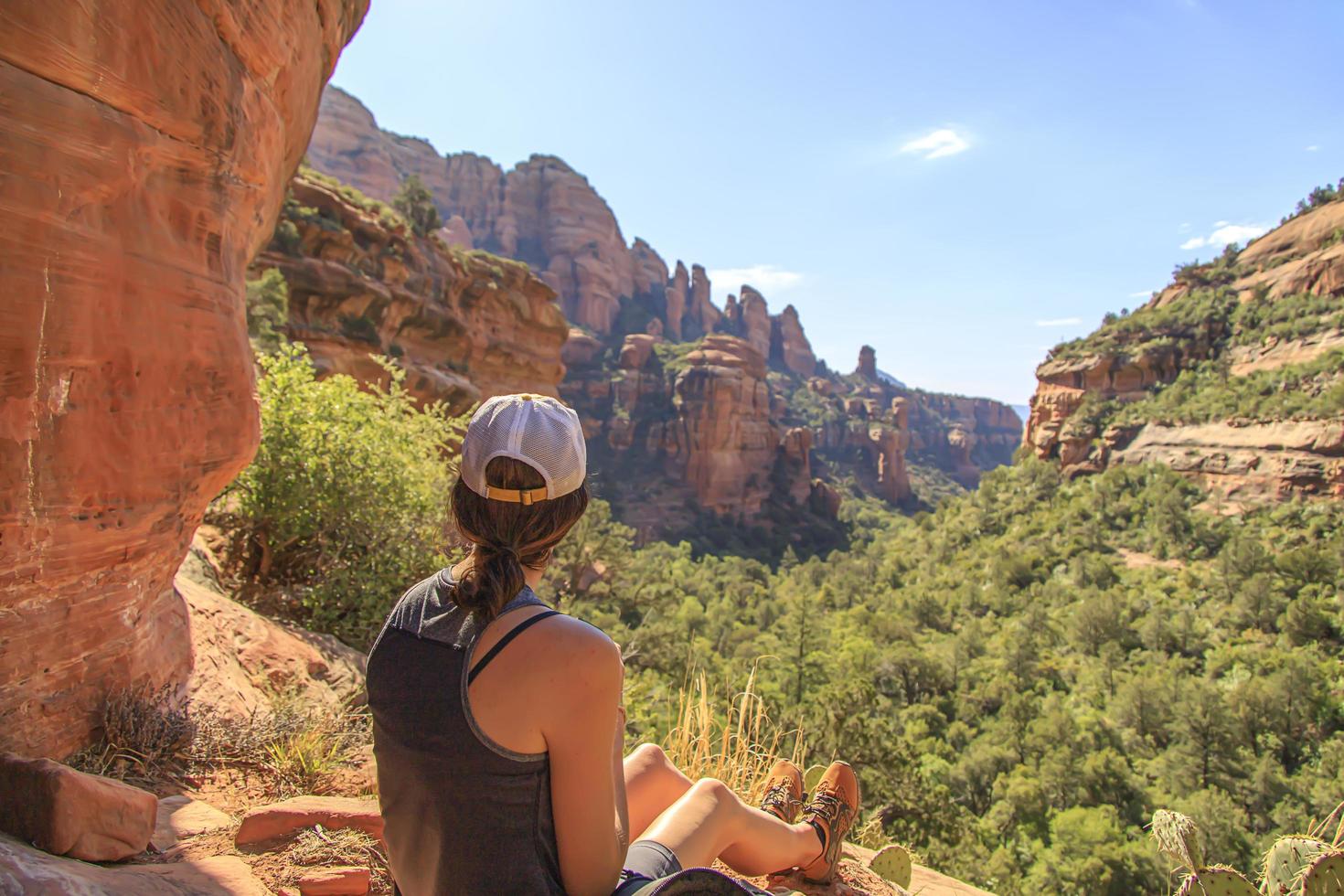 mulher olhando para um desfiladeiro verde no deserto foto