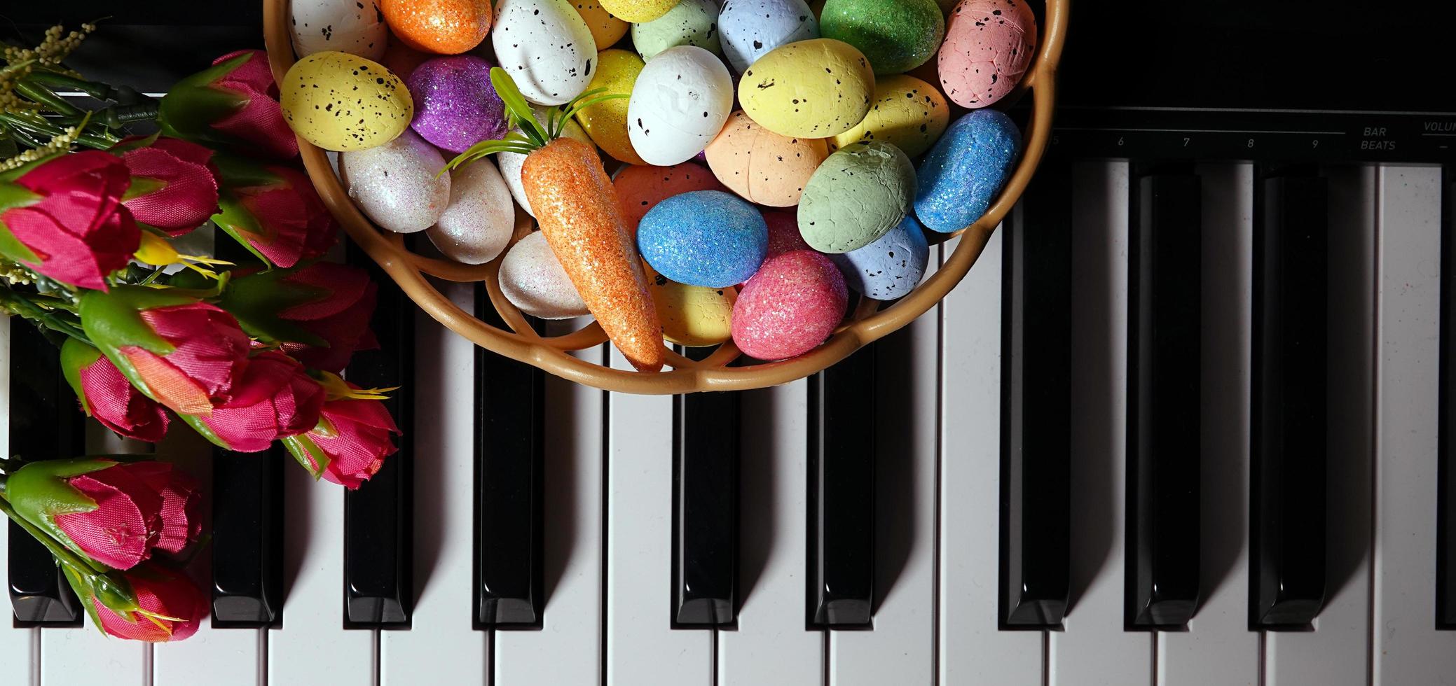 ovos de páscoa pascais e teclas de piano e flores foto