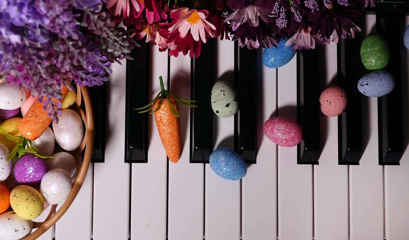 ovos de páscoa pascais e teclas de piano e flores foto