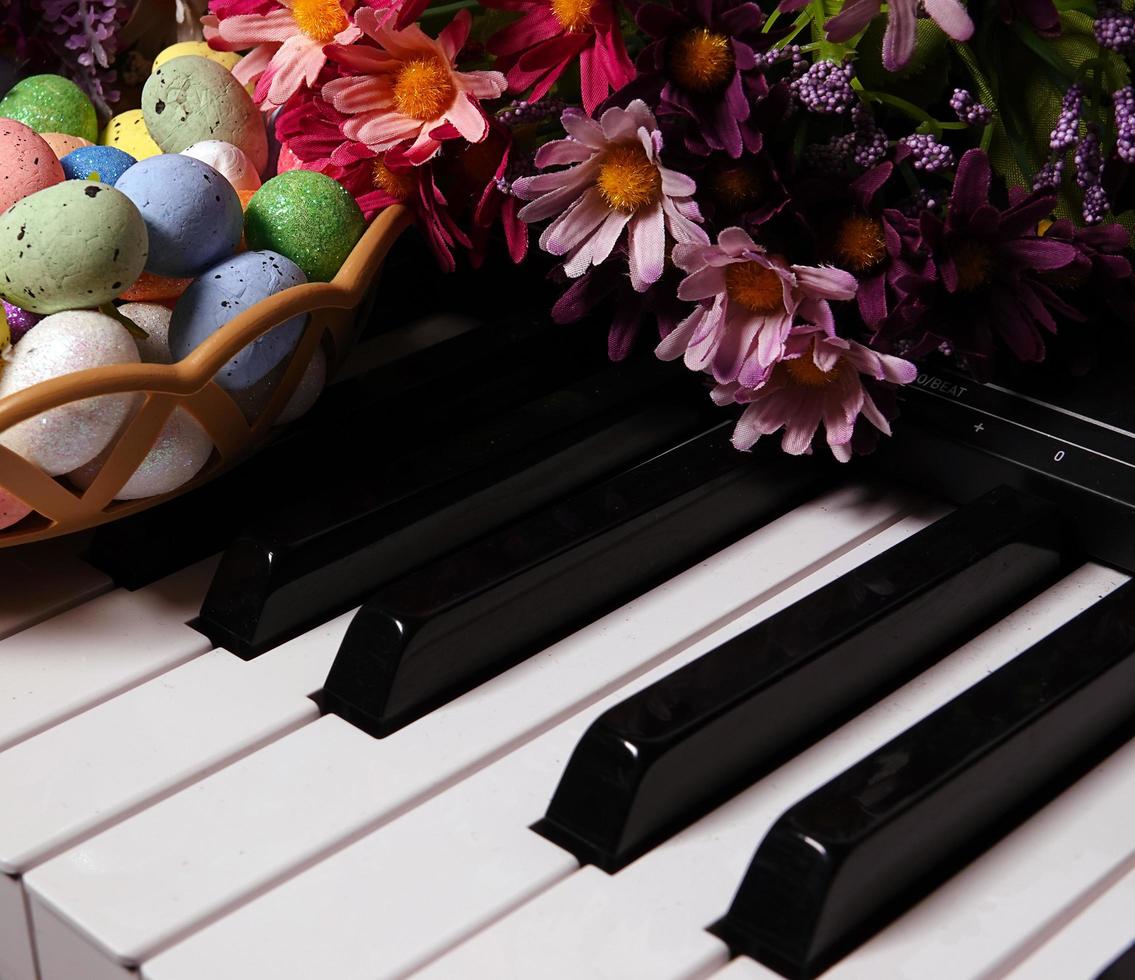 ovos de páscoa pascais e teclas de piano e flores foto