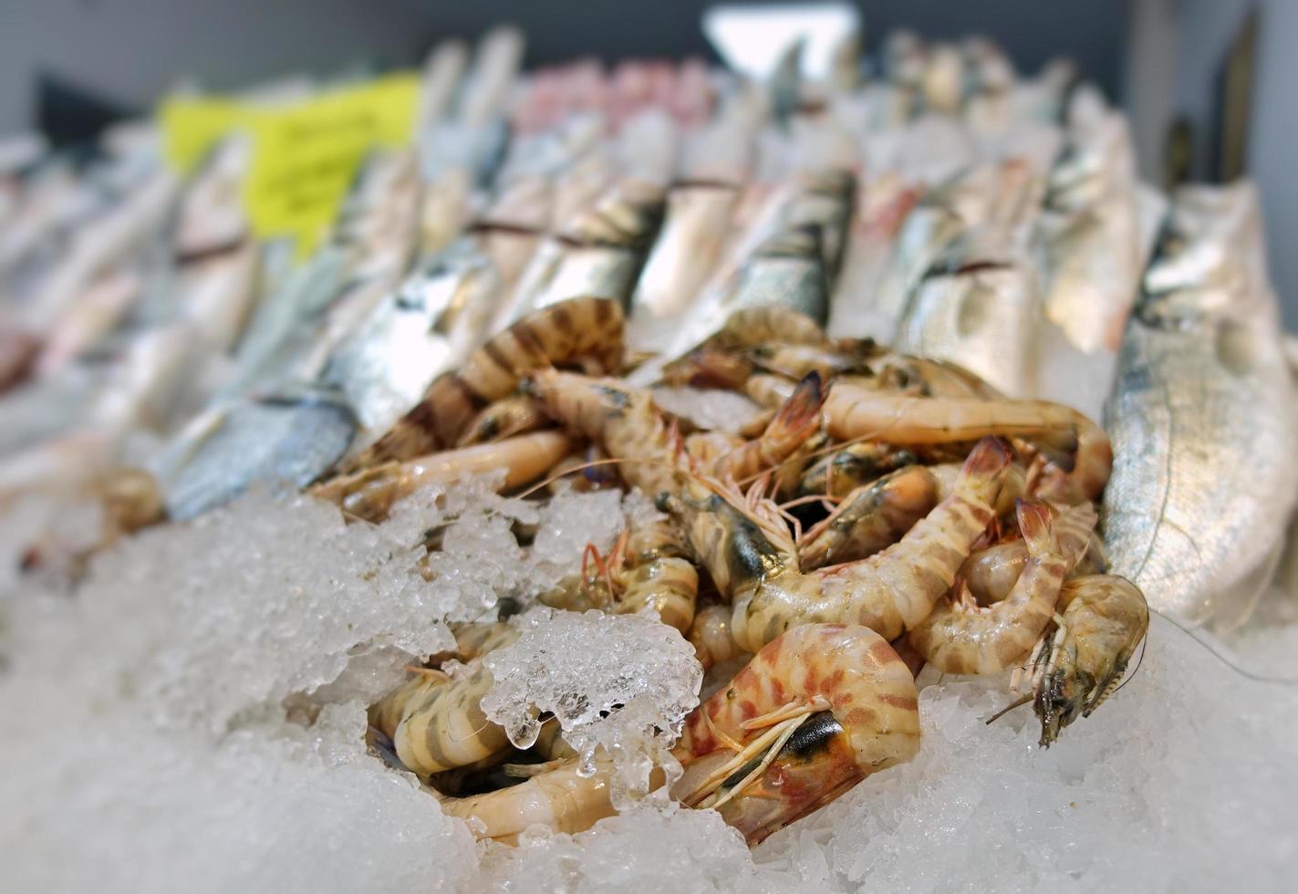 comida de peixe em uma barraca de peixaria foto