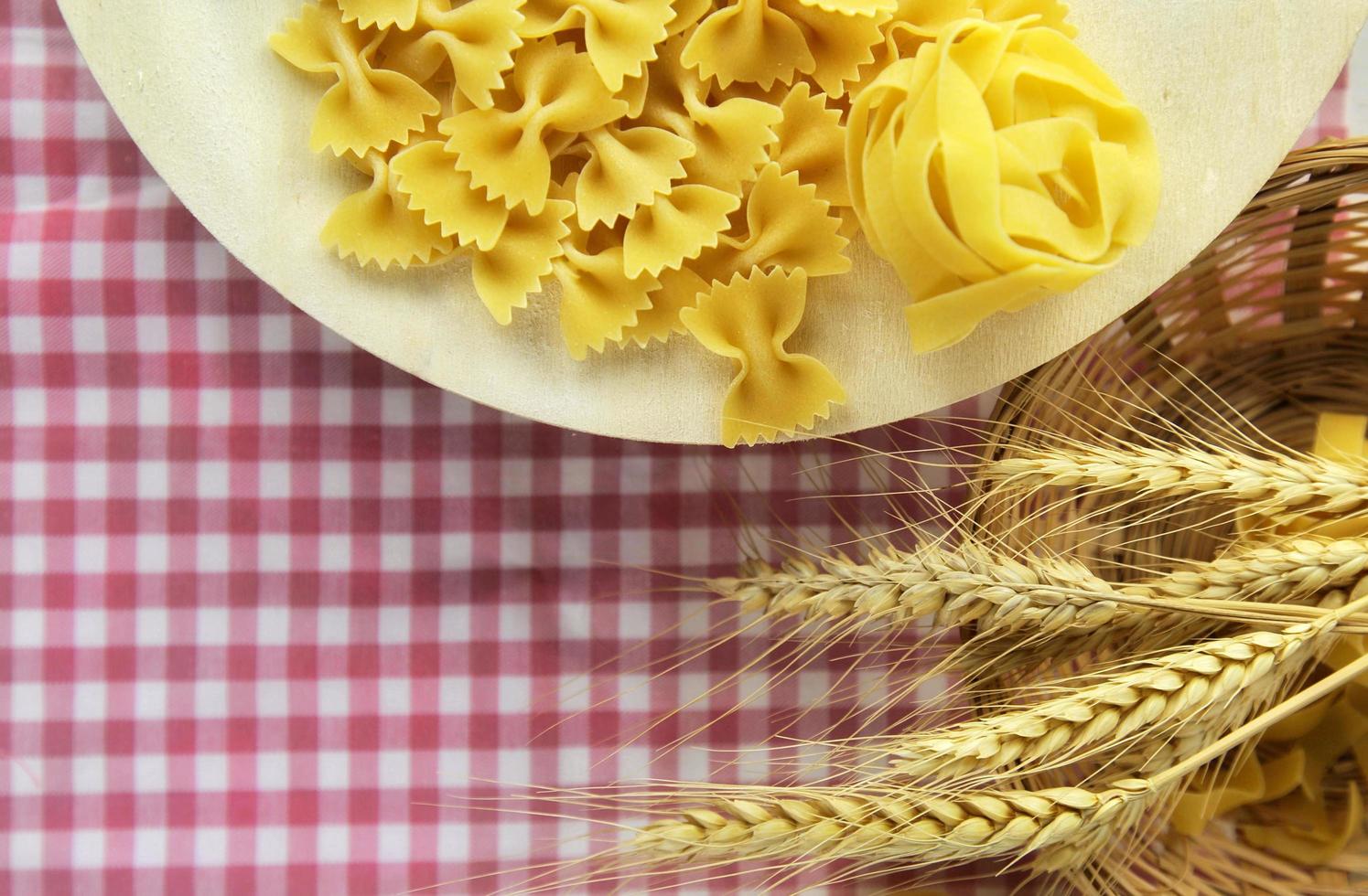 macarrão italiano macarrão cru alimentos crus foto