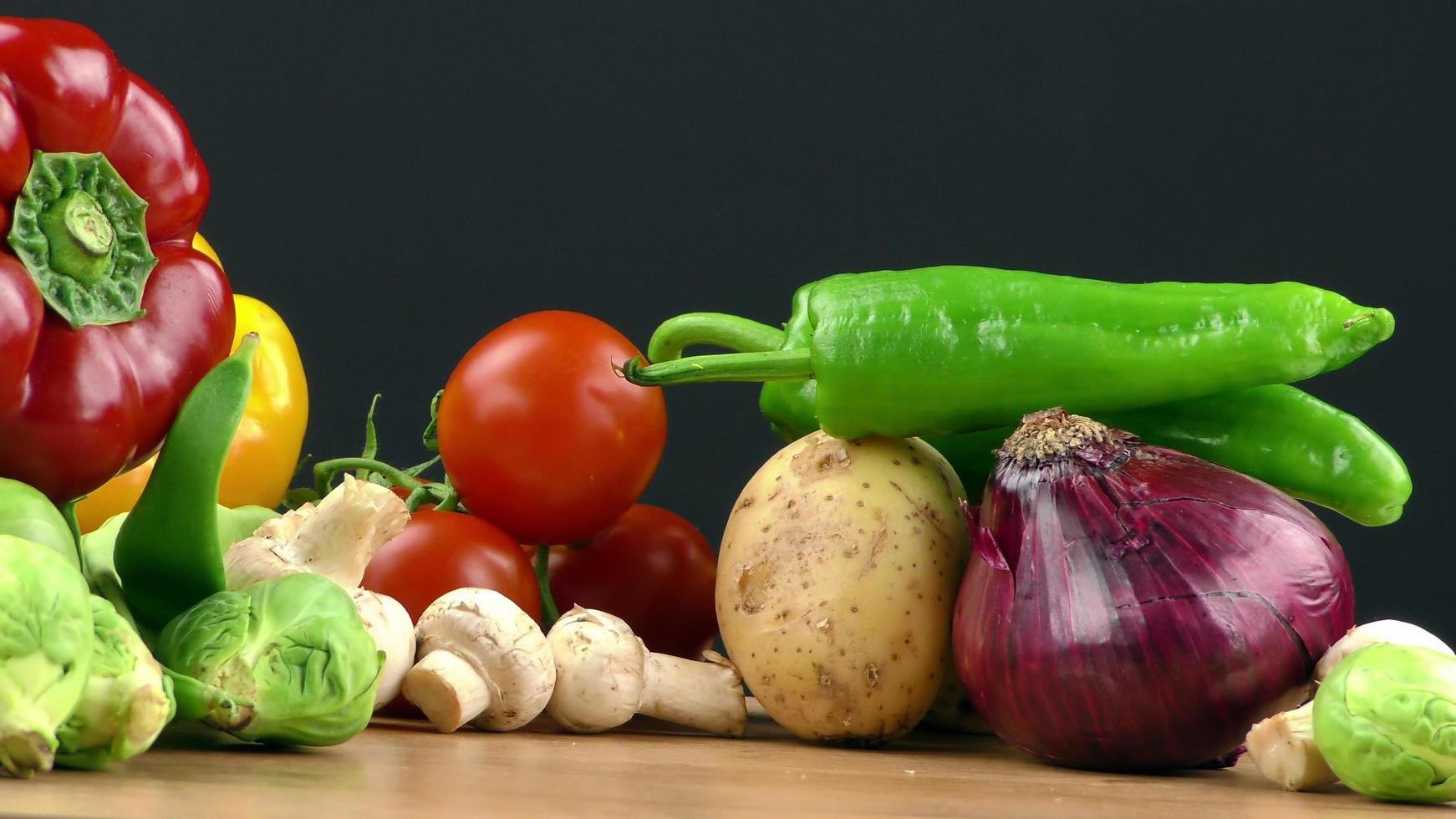 mistura de vegetais orgânicos saudáveis foto