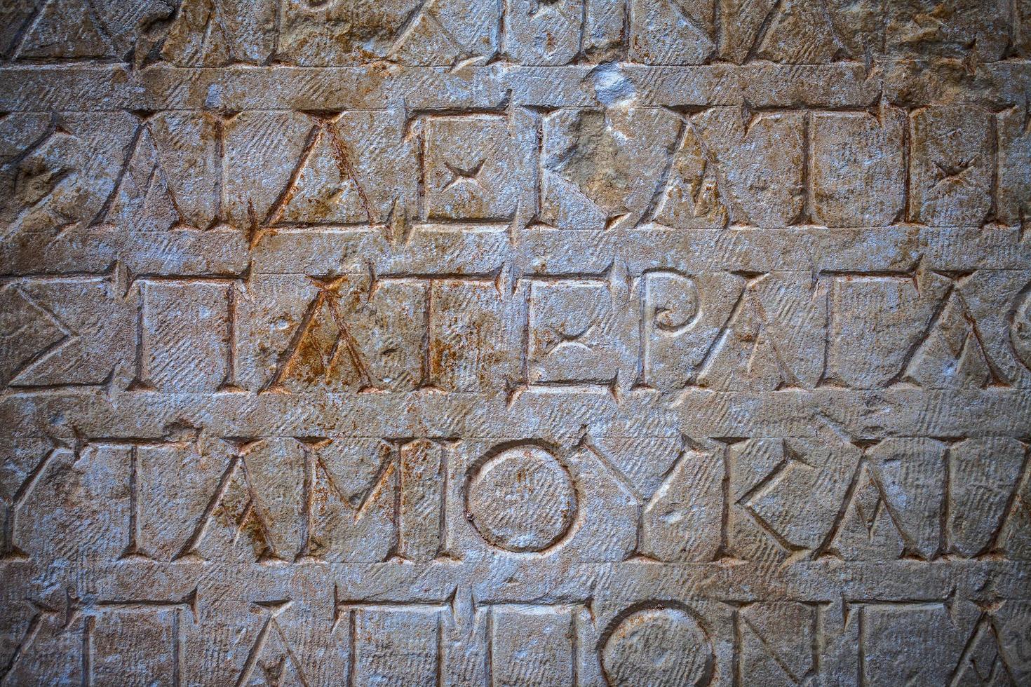 epígrafe histórica da antiguidade em pedra de mármore foto
