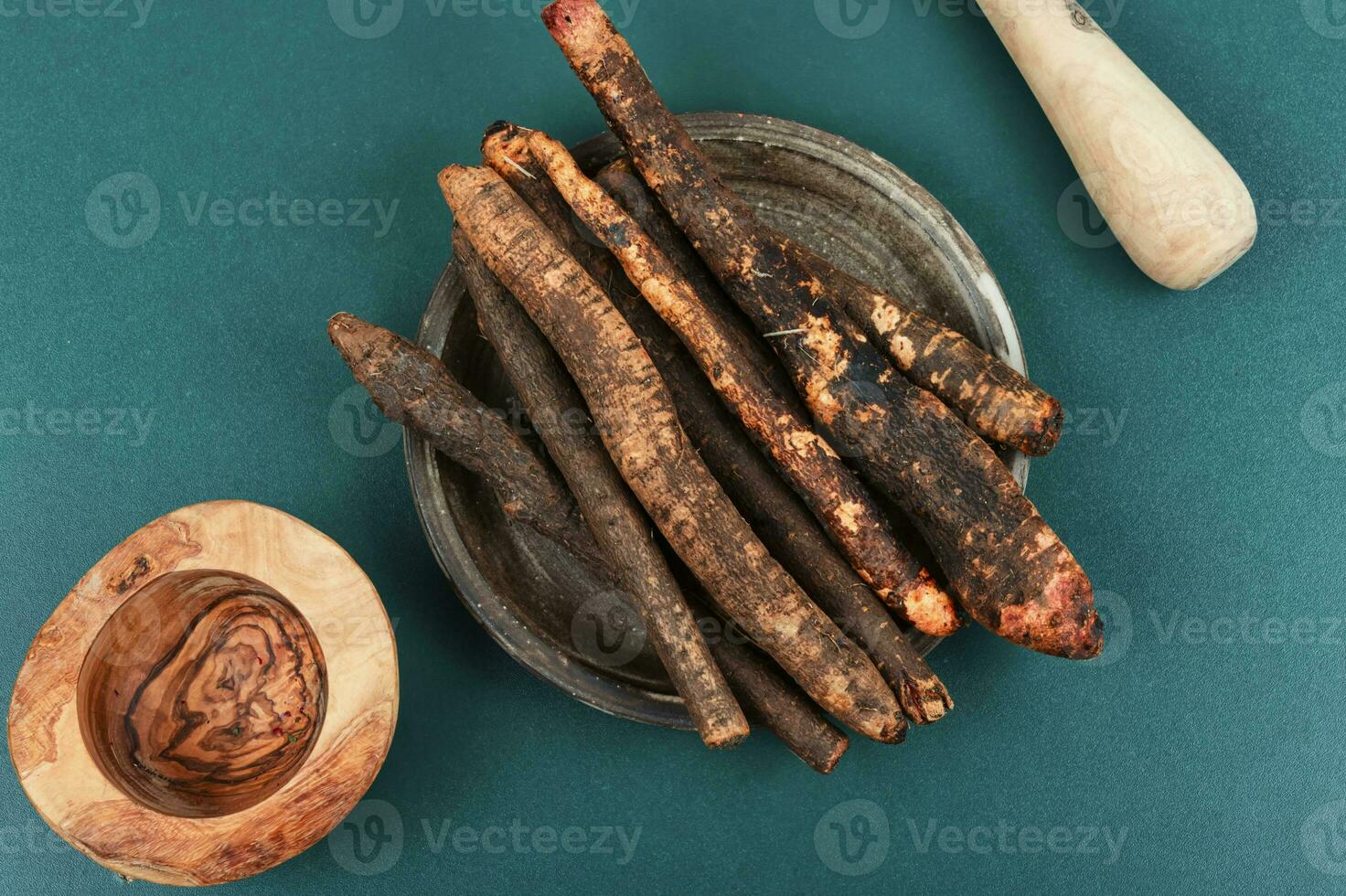 cru salsify dentro ervas medicamento, salsify raízes. foto