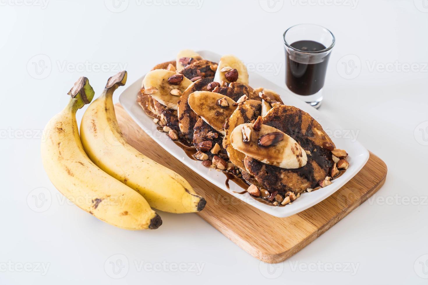 panqueca de amêndoa e banana com calda de chocolate foto