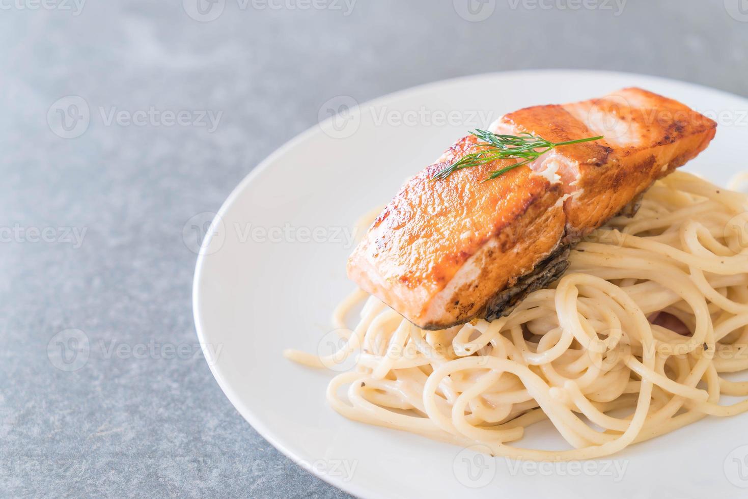 molho de creme de espaguete com salmão grelhado foto