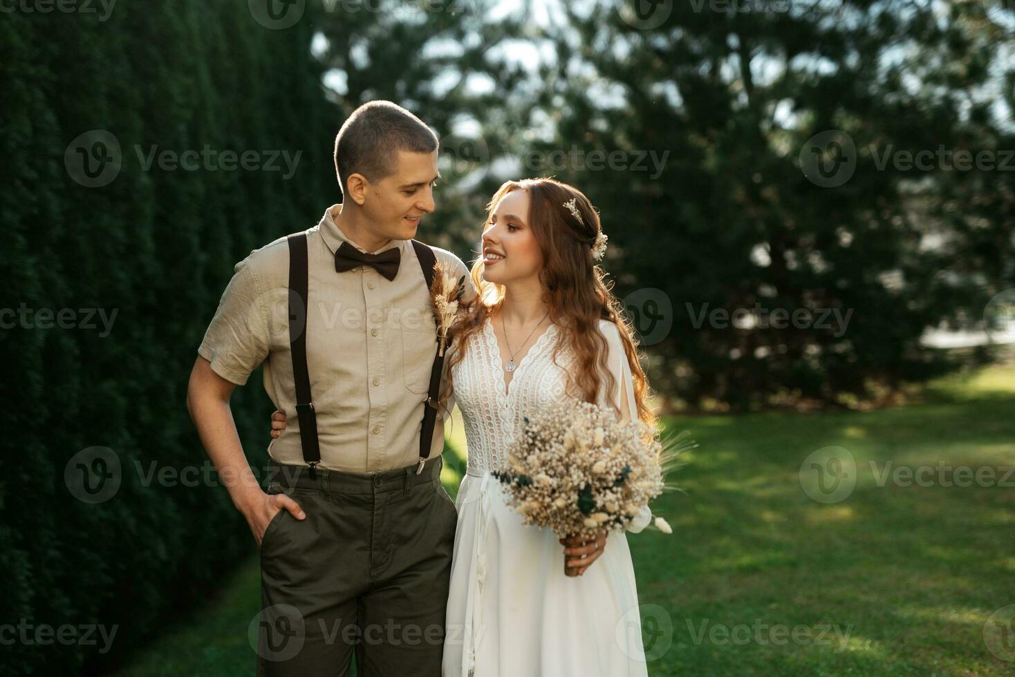 Casamento andar do a noiva e noivo dentro uma conífero foto