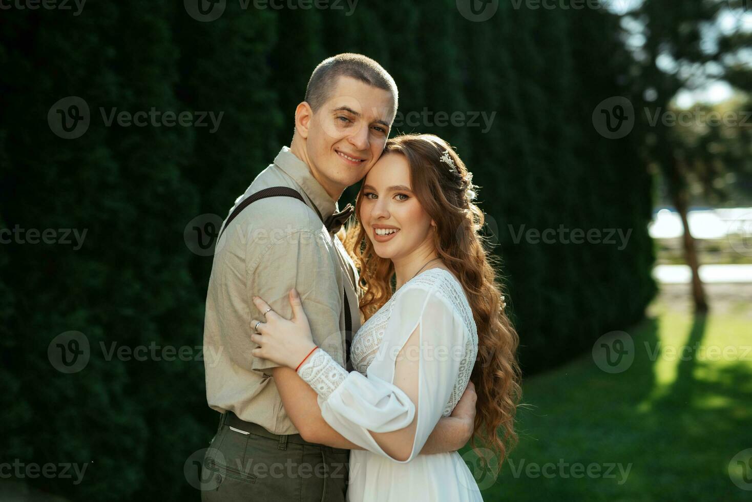 Casamento andar do a noiva e noivo dentro uma conífero foto