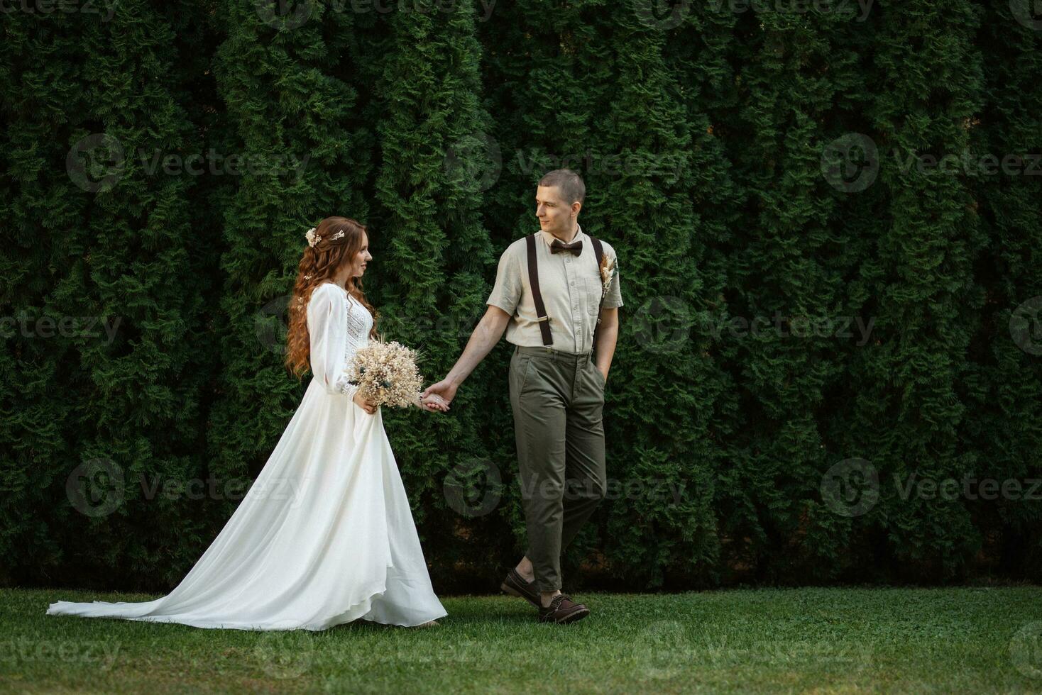 Casamento andar do a noiva e noivo dentro uma conífero foto