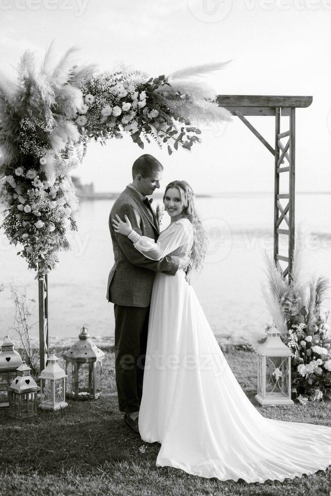 Casamento cerimônia do a recém-casados dentro uma país chalé foto